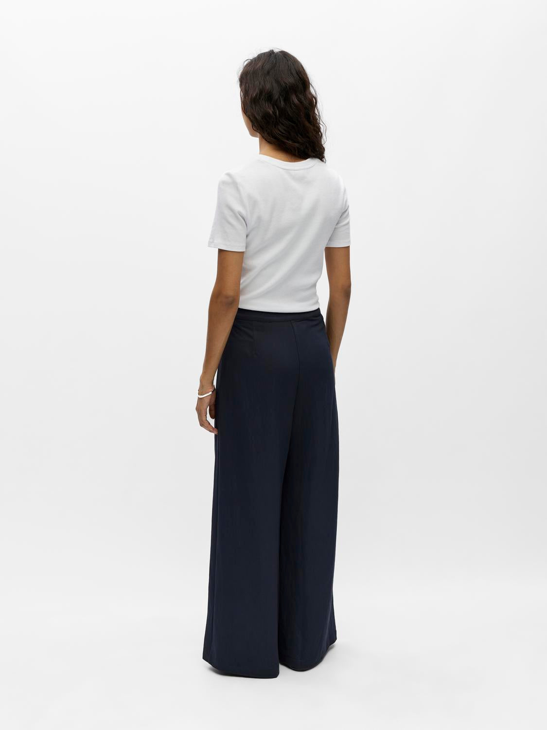 model_shot-back